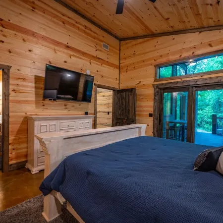 WILL HIKE FOR TACOS luxury spacious cabin, cozy, quiet, amazing deck. sleeps 8