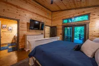 WILL HIKE FOR TACOS luxury spacious cabin, cozy, quiet, amazing deck. sleeps 8