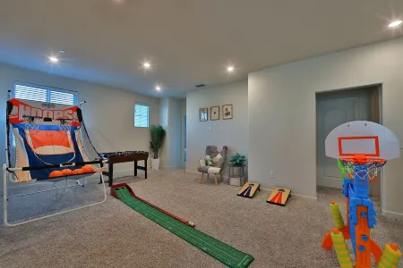 Roseville 5-Beds 3-Baths Family-Friendly Gem