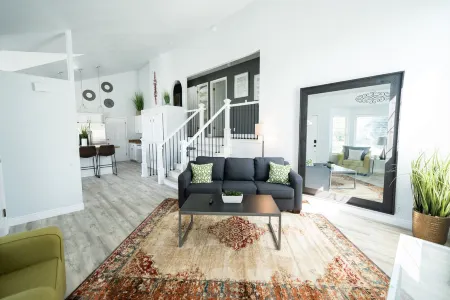 4bd room - king - lux - fast WiFi Отели рядом с достопримечательностью «Джордан Ландинг»