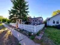 Enjoy relaxing comfort in this uniquely designed home - 5min from Frontier Park