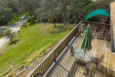 2 Living Rooms! One for adults and one for the children! Отели рядом с достопримечательностью «Sequoia Campground & Lodge»