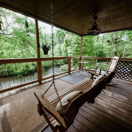 Riverfront cabin on Chauga River "Boarhogs  Place"