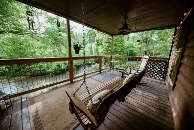 Riverfront cabin on Chauga River "Boarhogs  Place"