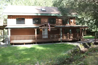 Buchanan's Bunkhouse with saltwater hot tub Mt.Rainier Entrance! Hotels near Mount Rainier National Park