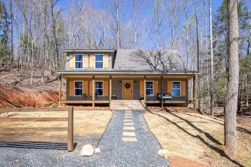 Stylish Cabin within a mile of Town Square