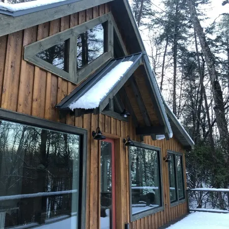 Modern Tree House Cabin in the Trees, Aska Adventure Area, 10 mn to Downtown