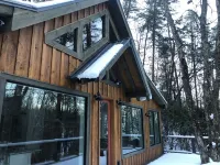 Modern Tree House Cabin in the Trees, Aska Adventure Area, 10 mn to Downtown