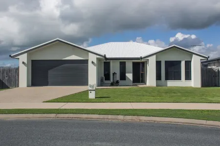 Family Friendly Holiday Home 2 night min Отели в г. Ооралея