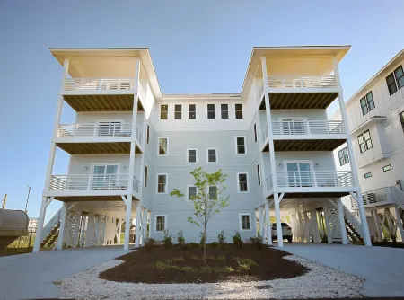 Lakefront Oasis w/ panoramic views on private road