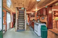 Charming 3-bedroom cottage in peaceful Solon with WiFi
