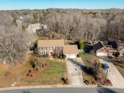 Relaxing Getaway w/ Salt Pool,HotTub,Fire Pit, Foosball. Private Luxury / HPU 鄰近All A Flutter Farms LLC的酒店