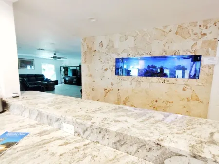 Spacious 5-bedroom Estate Home with a country club back porch pool & waterfall Отели рядом с достопримечательностью «Зона отдыха Элкс Парк»