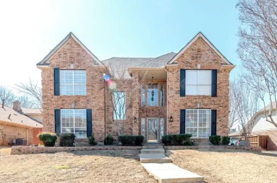 Relax in our spacious villa, just a quick ride away to Grapevine Malls & Airport