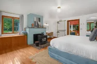 Cabin with private pickleball court and tons of FUN, caves close!!