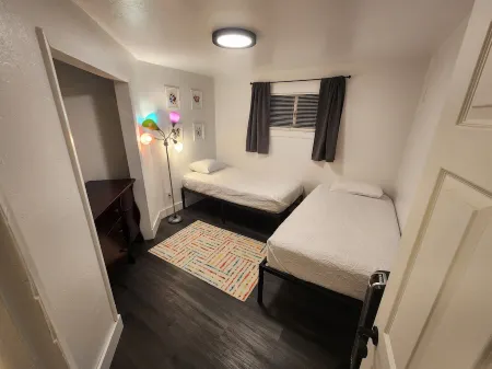 Cheerful 3 Bedroom Basement Apartment in Golden Отели рядом с достопримечательностью «Boettcher Mansion»