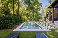 Buckhead Black House Spacious 5 Bedroom Mansion with Heated Pool - Lenox Atlanta