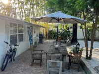Charming Dog-Friendly, Large Private Tropical Backyard. 3 Bed 2 Bath Great Value Hotels in Naples Park