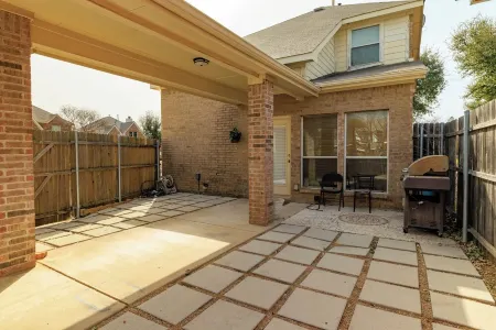 Yard & Workspace - Convenient Euless Stay Near DFW