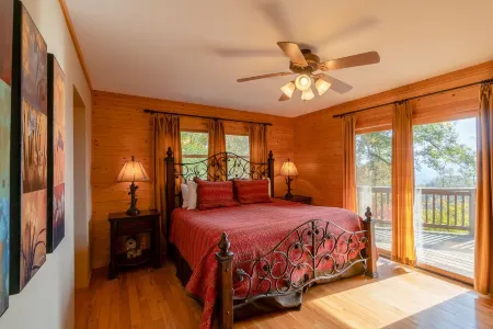 HAWKS RIDGE HIDEAWAY- Luxury Cabin & Great Get-Away! Amaazing view!