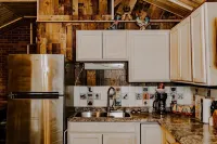 Cozy cabin in welcoming Alpine with AC, WiFi