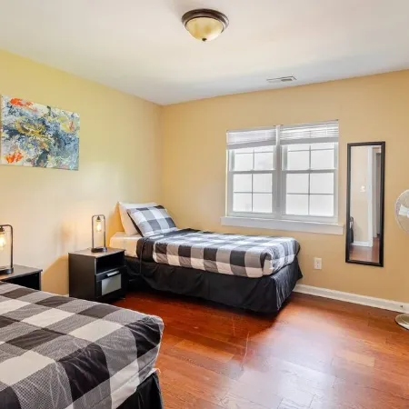 Modern 4-Bedroom House, TV in Bedroom,Big Fence Yard, Pet Stay Free,Lighted Yard