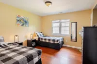Modern 4-Bedroom House, TV in Bedroom,Big Fence Yard, Pet Stay Free,Lighted Yard - balcony