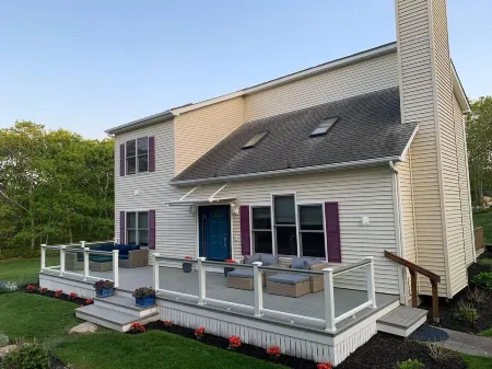 Beautiful Contemporary Home, Edgartown Morning Glory Farm Отели в г. Эдгартаун