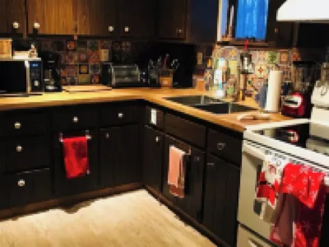 Cozy 4-bedroom cabin in 7 springs w/ hot tub for winter and pool in summer Hotels in Donegal Township