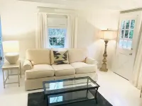 Renovated cottage 1 mile to beach in Chatham! Hotels in Chatham