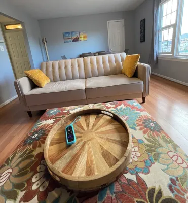 Chic 2Bd - 1Bath, Easy NYC 20 min Train Ride + Parking, Hotels in Harrison