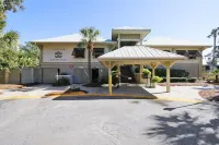 Spacious 4Bd, 3BA Pets Welcome! Pool, Tennis, Pickleball, Golf, Bike to Beach Hotels near Coligny Beach Park