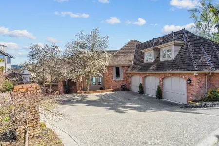 Stunning Waterfront Mansion w Pool n Hottub Отели в г. Мерсер Айленд