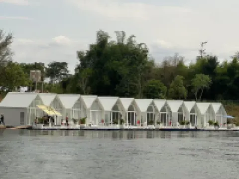 M & R 2 float house Hoteles en Feuang