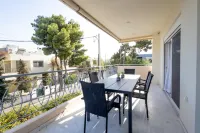 Elegant Coastal Haven Fully Renovated 3-Bedroom Apartment