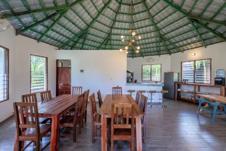 Babylon Gardens Diani Отели рядом с достопримечательностью «Chillspot Nirvana backpackers and bar and grill»