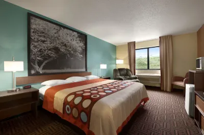 Super 8 by Wyndham Peoria East فنادق في Fondulac Township