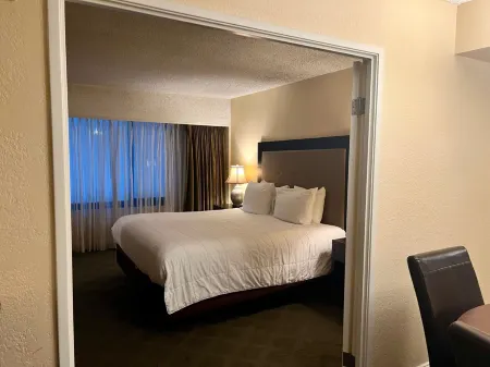 Jockey Resort Suites Center Strip Отели рядом с достопримечательностью «CSI：The Experience Las Vegas»