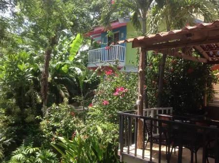 Tamarindo Village Hotel Отели в г. Тамариндо