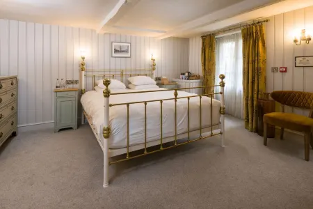 Crown Hotel Отели в г. Касл Байтам