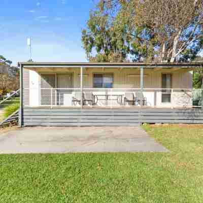 Lake Hume Holiday Park Hotel Exterior