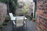 Grand 4-Bed Quasi Semi House in Manchester Hotel di Sale