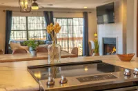 Mountain Creek Escape - 2 Living Rooms, Decks, Fire Pit!