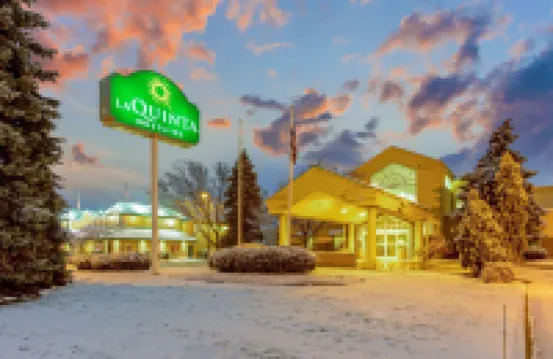 La Quinta Inn & Suites by Wyndham Appleton College Avenue Hotels in 