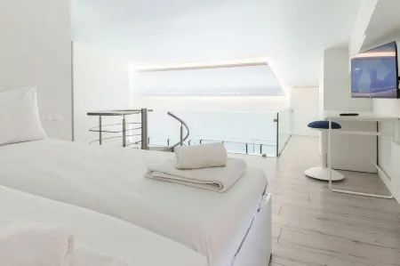 Marousi 2 Bd Modern Luxury Living with Shared Pool Отели рядом с достопримечательностью «Олимпийский стадион»