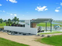 Blue Skies Retro Resort Pool-Fireplace Hotels in Gillespie County