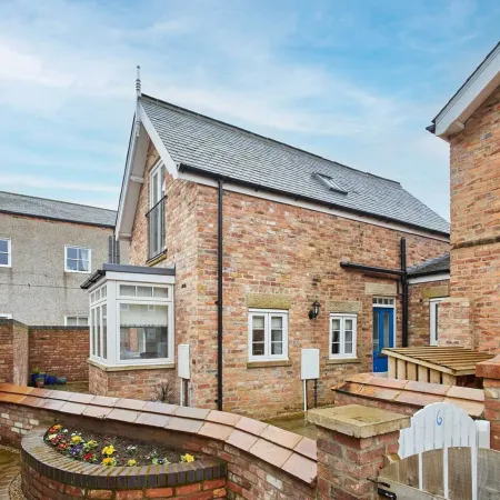 Host & Stay - the Snug Отели рядом с достопримечательностью «Парк Плейдейл Фарм»