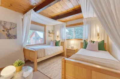 Peaceful Tahoe Retreat 5Mins to Lake Cozy Modern Cabin
