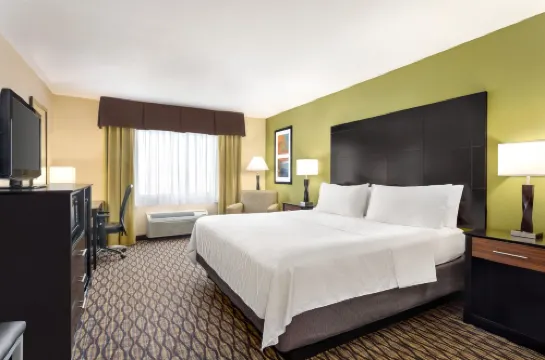 Holiday Inn Express & Suites EDMOND by IHG