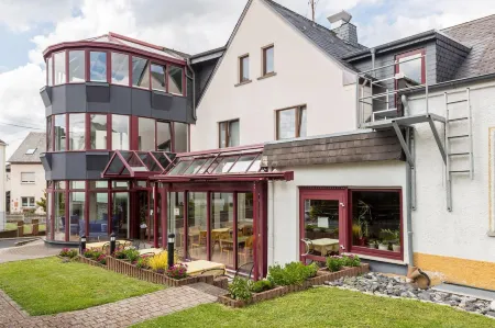 Landhotel Wolf-Mertes Отели в г. Изенбург